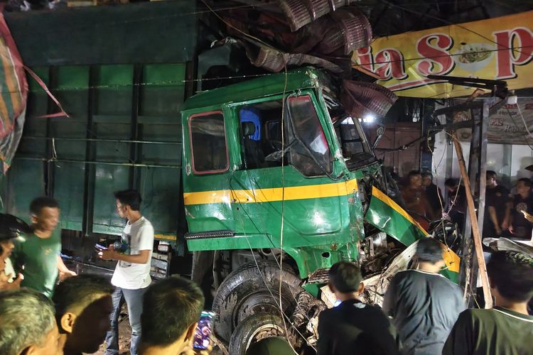 Diduga Rem Blong, Truk di Labusel Tabrak 13 Kendaraan, 2 Tewas dan 13 Terluka
