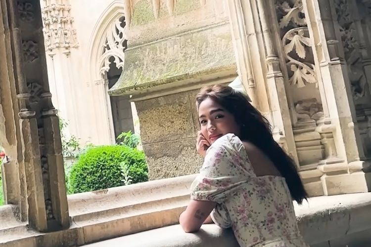 Tangkapan layar Andrea Brillantes, selebritas asal Filipina, ketika wisata ke Spanyol pada tahun 2023 lalu. Brillantes dinobatkan sebagai perempuan paling cantik di dunia 2024.