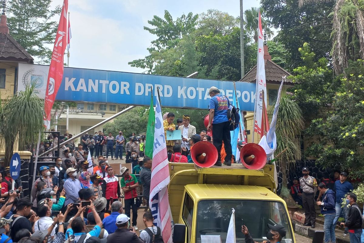 Wakil Ketua DPRD, Hendrik Tangko Allo saat menemui massa demonstran, Kamis (15/9/2022)