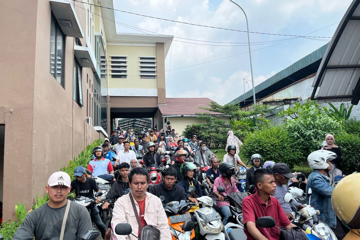 Antrean di Samsat Depok Mengular, Warga: Digabung Sama yang Antre Sebelum Lebaran
