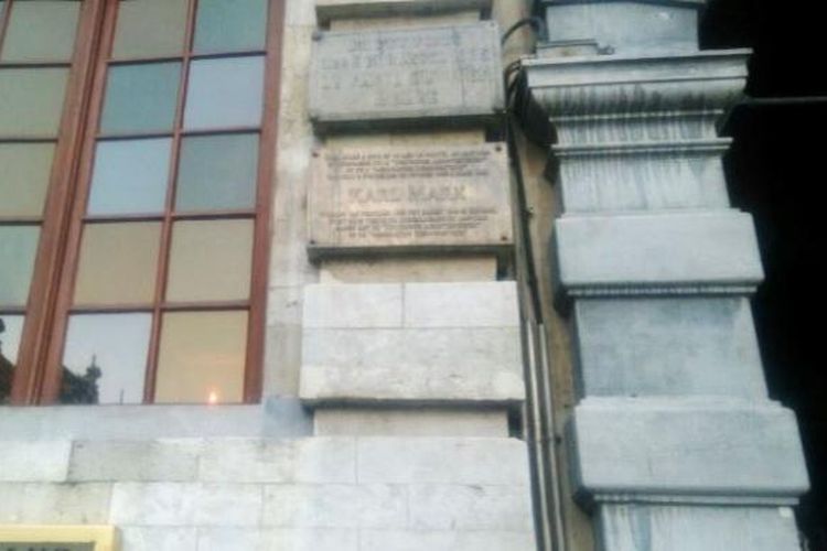 Sebuah plakat yang dipasang di dinding salah satu bangunan di Grote Markt, Brussels, Belgia menunjukan filsuf Karl Marx pernah tinggal di tempat itu.
