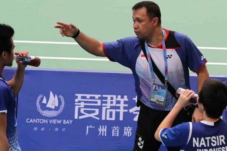 Pelatih ganda campuran Indonesia, Richard Mainaky (tengah), memberikan instruksi pada pasangan ganda campuran, Tontowi Ahmad (kanan)/Liliyana Natsir, saat pertandingan pada BWF World Championships 2013 di Guangzhou, China.