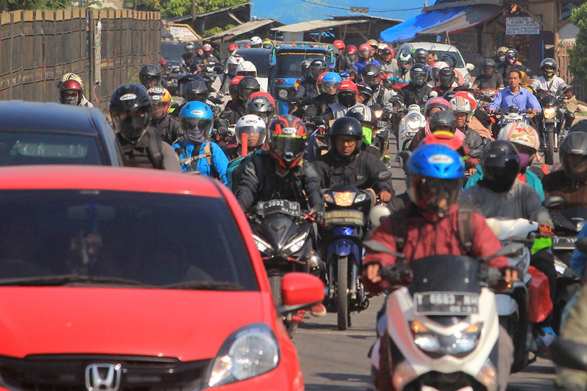 Suasana kepadatan di jalur Pantura Palimanan, saat kendaraan pemudik melintas di Cirebon, Jawa Barat, Minggu (9/6/2019). H+4 Lebaran yang jatuh pada Minggu (9/6) merupakan puncak arus balik jalur Pantura yang didominasi kendaraan sepeda motor.