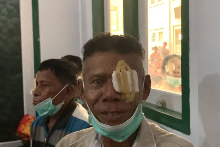 Yohanis (63) menjalani operasi katarak yang diselenggarakan oleh Kementerian Sosial (Kemensos) di Rumah Sakit Umum Daerah (RSUD) dr PP Magretti, Kepulauan Tanimbar, Rabu (26/6/2024).