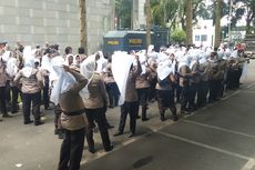 100 Polwan Berjilbab Putih Hadapi Demo Mahasiswa di Medan
