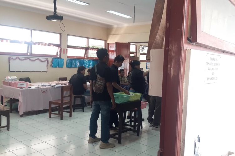 Suasana penghitungan suara paslon capres-cawapres Pemilu 2024 di TPS 21 Kelurahan Sumber, Solo, Jawa Tengah, Rabu (14/2/2024).