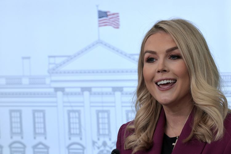 Sekretaris Pers Gedung Putih Karoline Leavitt saat konferensi pers pertamanya di Brady Press Briefing Room, Gedung Putih, Washington DC, Amerika Serikat, Selasa (28/1/2025).