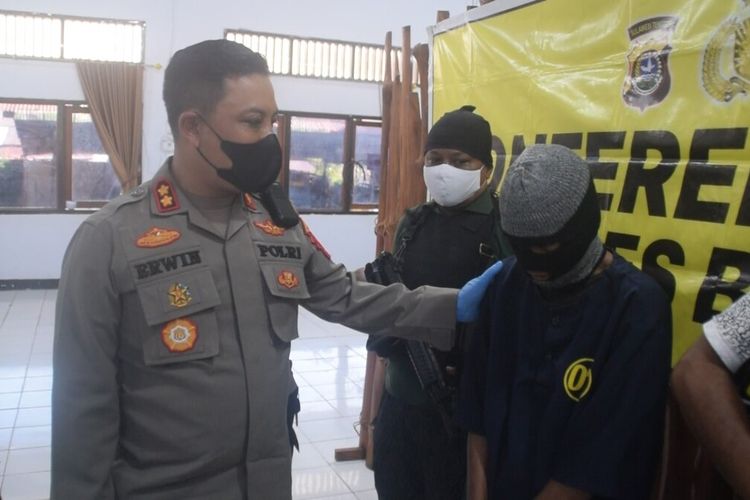 seorang siswi kelas 6 Sekolah Dasar di Kota Baubau, Sulawesi Tenggara, jadi korban pencabulan dari seorang buruh lepas inisial MA (19). Pelaku memaksa dan mencabuli korban yang masih berusia 11 tahun di tempat kos teman pelaku.