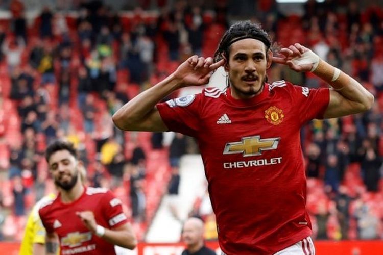 Edinson Cavani (kanan) merayakan gol pada laga pekan ke-37 Liga Inggris yang mempertemukan Man United vs Fulham di Stadion Old Trafford, Rabu (19/5/2021) dini hari WIB.