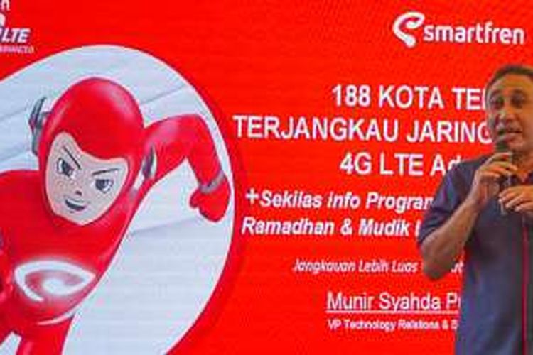 Vice President Technology Relations and Special Project Smartfren, Munir Syahda Prabowo, saat berbicara dalam acara peluncuran smartphone Andromax E2  dan Andromax A di Jakarta, Kamis (2/6/2016)