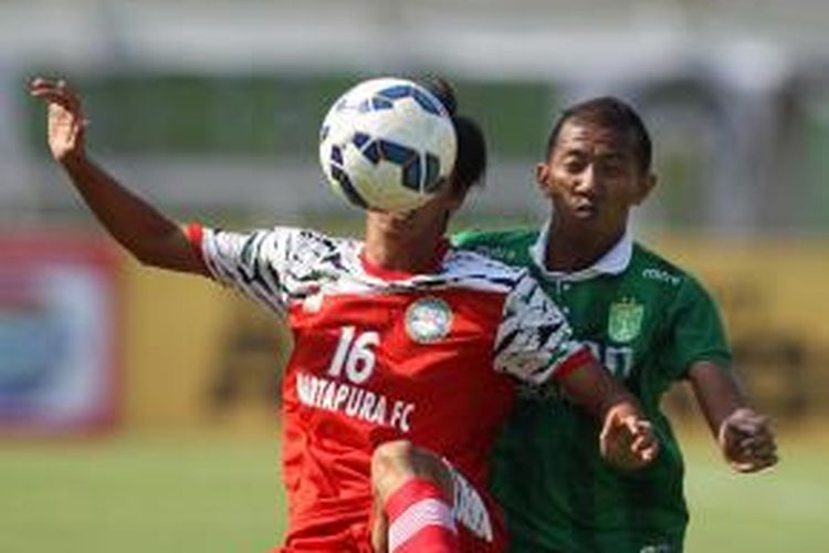Siswanto (Persebaya United) saat duel dengan pemain Martapura FC, Rabu (2/9/2015). 