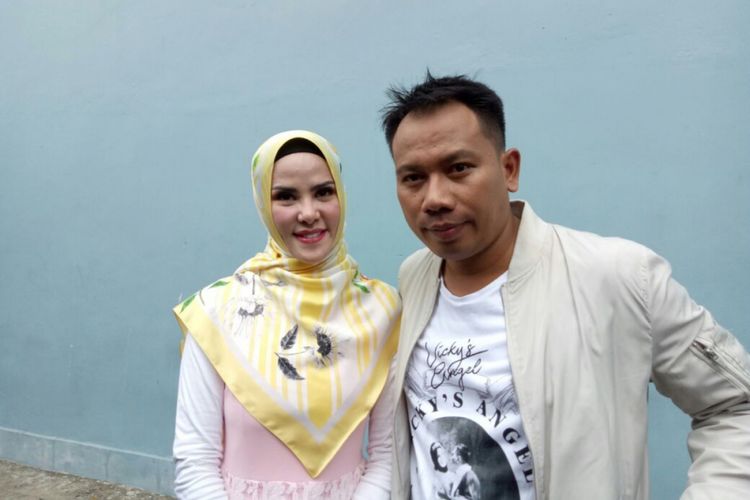 Angel Lelga dan Vicky Prasetyo dalam wawancara di Studio TransTV, Mampang, Jakarta Selatan, Selasa (20/2/2018). 