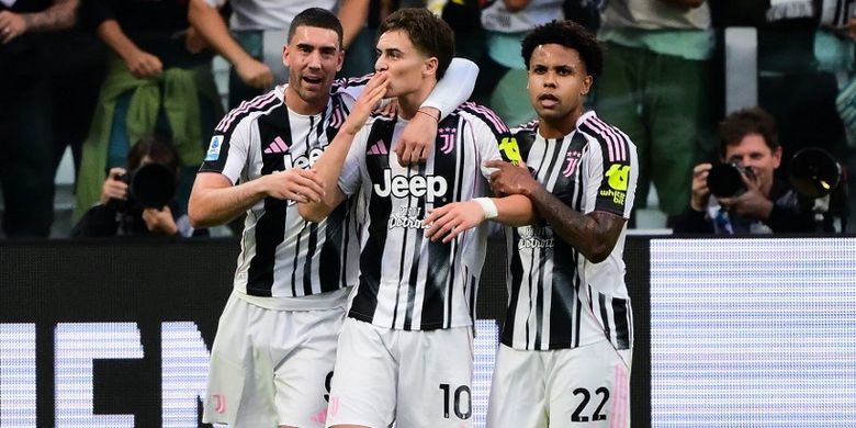 Penyerang Juventus asal Turki #10 Kenan Yildiz (tengah) merayakan gol bersama penyerang Juventus asal Serbia #09 Dusan Vlahovic (kiri) dan gelandang Juventus asal AS #22 Weston McKennie (kanan) setelah mencetak gol kedua bagi timnya dalam pertandingan Serie A Italia antara Juventus dan Inter Milan di Stadion Allianz, Turin, Italia utara, pada 13 September 2025. (Foto oleh MARCO BERTORELLO / AFP)