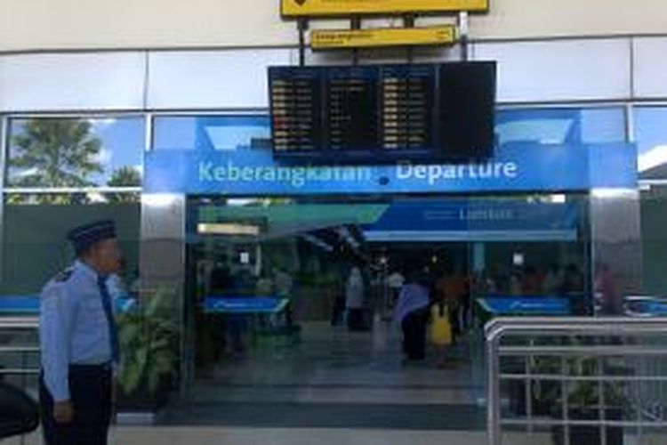 Petugas tampak berjaga di pintu keberangkatan di Bandara Internasional Lombok (BIL)
