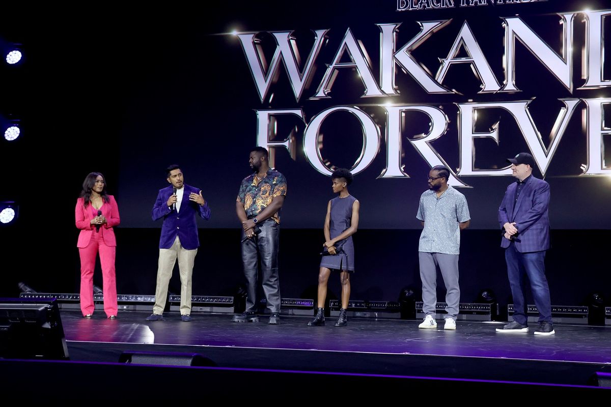 Para bintang Black Panther: Wakanda Forever, (dari kiri) Angela Bassett, Tenoch Huerta, Winston Duke, Letitia Wright, dan sutradara Ryan Coogler, serta Presiden Marvel Studios Kevin Feige berbicara di panggung D23 Expo 2022 di Anaheim Convention Center, Anaheim, California, pada Sabtu (10/9/2022). 