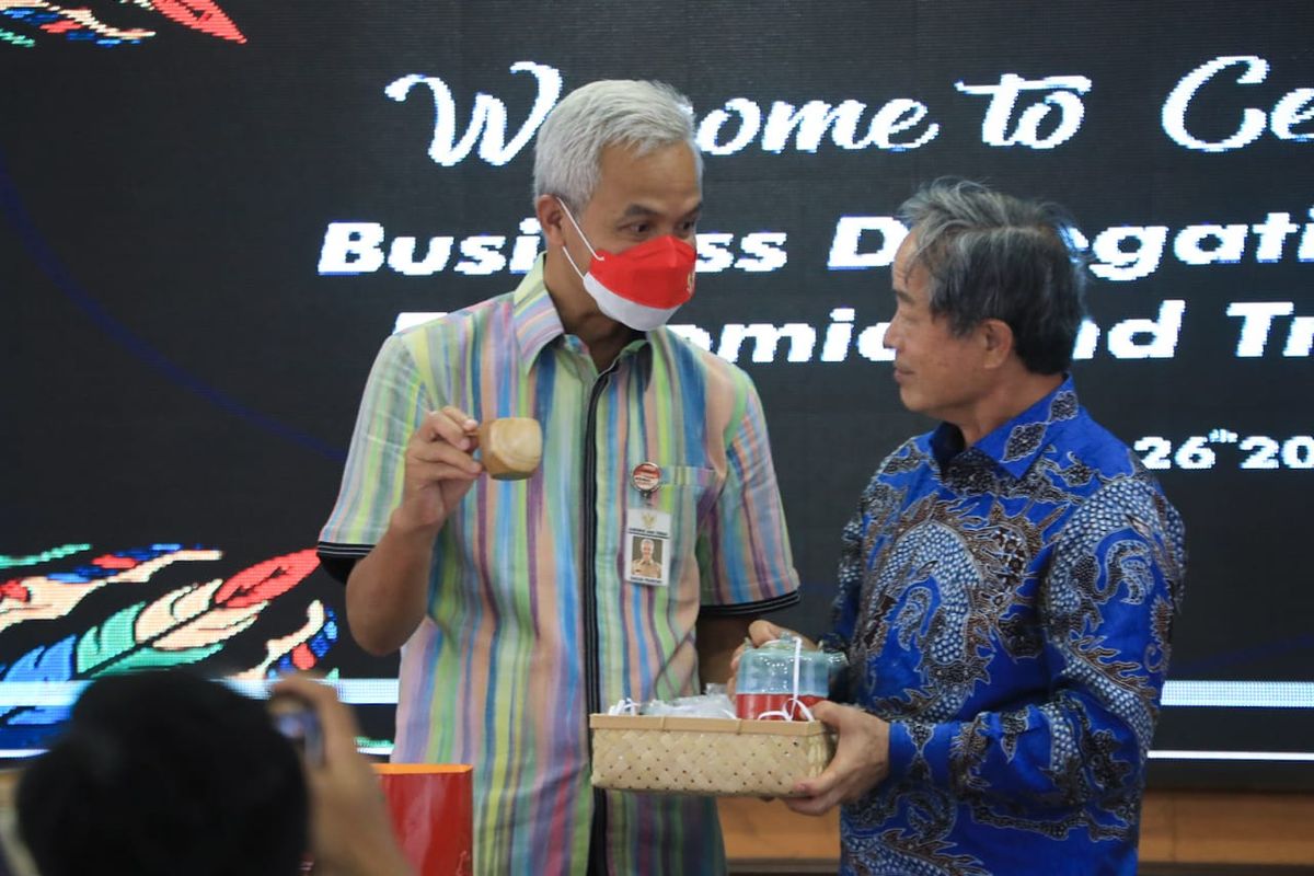 Gubernur Jateng Ganjar Pranowo bersama Kepala Kantor Perwakilan Ekonomi dan Perdagangan Taiwan John Chen.
