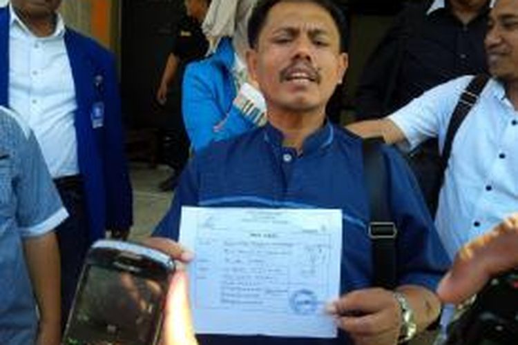Ketua PAN Surabaya menunjukkan tanda terima penyerahan kekurangan berkas pasangan calon dari KPU Surabaya.