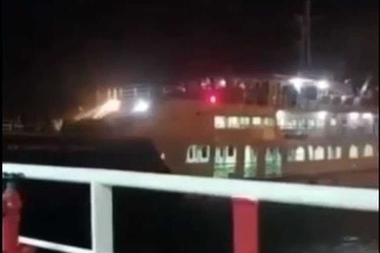 Viral di media sosial sebuah video yang memperlihatkan dua kapal bertabrakan di Pelabuhan Ketapang, Kabupaten Banyuwangi, Jawa Timur, Jumat (14/5/2022) petang.