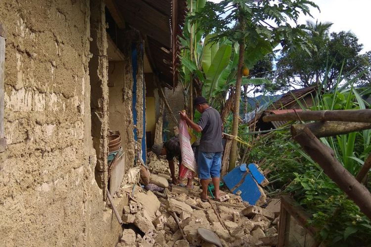 Rumah Yandi (42) sallah satu rumah ambruk dampak gempa Lebak,Banten di Kampung Pameungpeuk,Desa Cihamerang, Kabandungan,Sukabumi,Jawa Barat,Rabu (24/1/2018)..