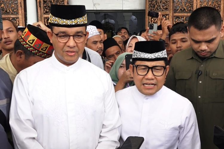 Mantan kandidat calon presiden dan calon wakil presiden (capres-cawapres) Anies Baswedan dan Muhaimin Iskandar saat ditemui di Masjid Raya Baiturrahman, Aceh, Jumat (3/5/2024).