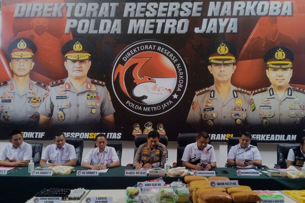 Kabid Humas Polda Metro Jaya Kombes Endra Zulpan (Tengah) Bersama Dirresnarkoba Polda Metro Jaya Kombes Mukti Juharsa dan jajaran saat konferensi pers di Mapolda Metro Jaya, Selasa (13/12/2022). 