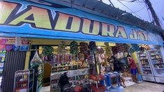 Cerita Suami Istri Bergantian Jaga Warung Madura agar Buka 24 Jam