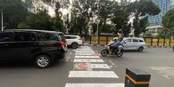 Seniman Turun Tangan Gambar Zebra Cross Tebet yang Tak Kunjung Dicat Ulang, Pac-Man Muncul