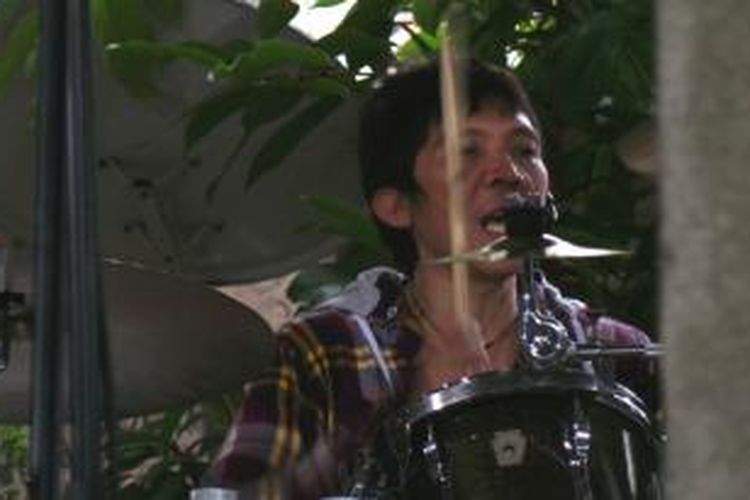 Pemain drum Slank, Bimbim, tampil dalam acara peluncuran album d'Rumah Harmoni, di Rumah Harmoni atau Markas Slank, Jalan Potlot III No 14, Duren Tiga, Jakarta Selatan, Rabu (11/3/2015) sore.