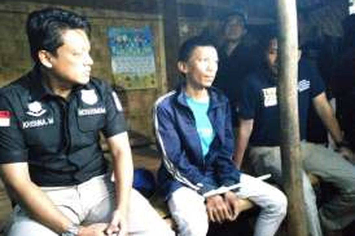 Anwar saat ditangkap polisi di persembunyiannya di Jasinga