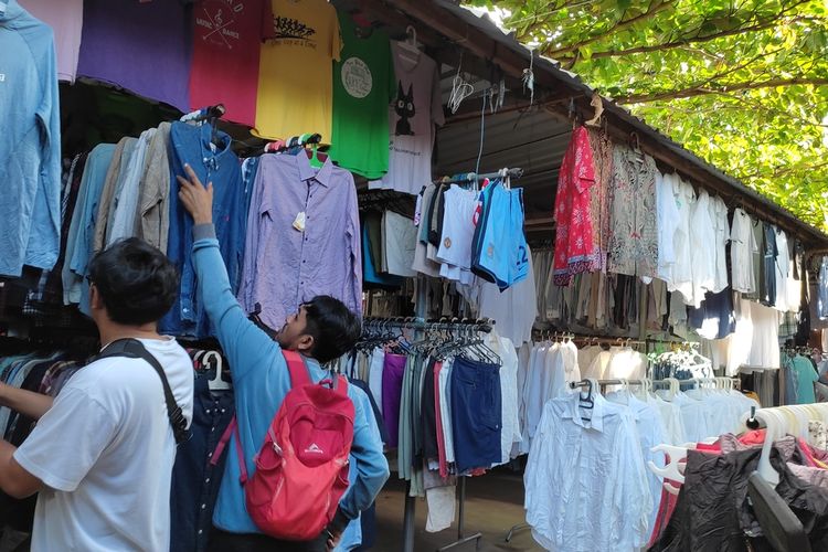 Suasana pasar pakaian bekas di Pasar Karang Sukun Mataram, Jumat (7/5/2023)