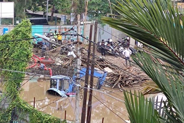 Lokasi pembangunan BTB School di Taman Pluit Putri, Penjaringan, Jakarta Utara terendam banjir akibat hujan deras pada Senin (21/9/2020) malam.