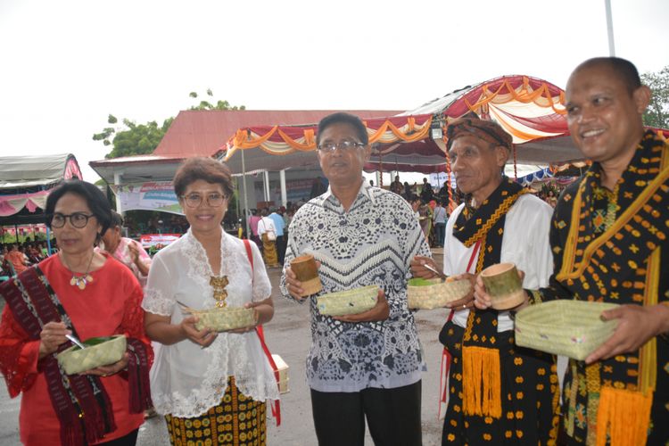 Dari kiri ke kanan: salah seorang pengrajin wadah Wati, Istri Bupati Nagekeo, Uskup Agung Ende, Mgr Vinsensius Potokotta, Wakil Bupati Nagekeo, Marianus Waja dan Ketua DPRD NTT, Anwar Pua Geno, Kamis (27/12/2018) memegang wadah wati dan gelas bambu sebagai tempat untuk konsumi pangan lokal khas Nagekeo seusai misa perutusan Bupati dan Wakil Bupati terpilih.