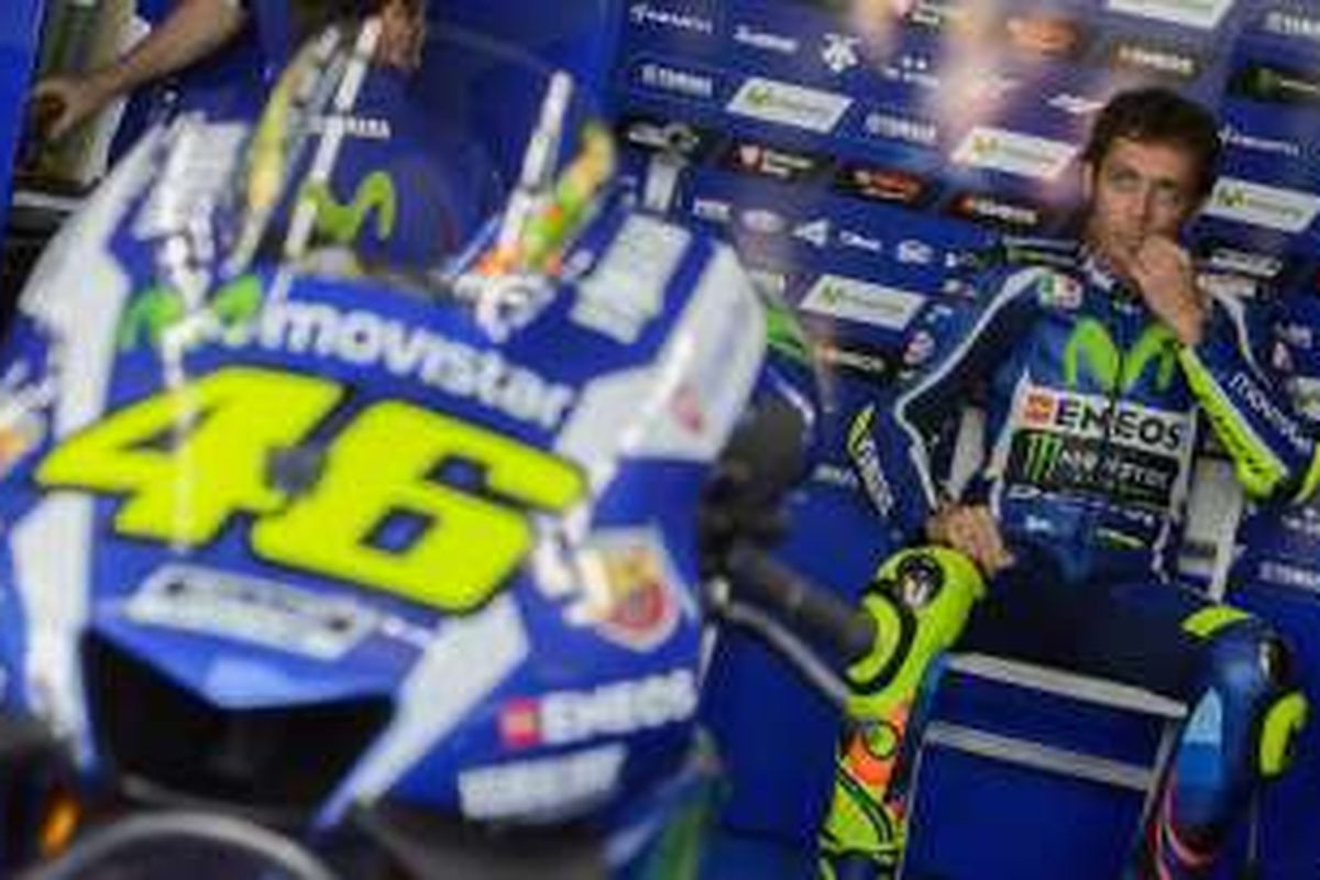 Pebalap Movistar Yamaha asal Italia, Valentino Rossi, menunggu di paddock jelang sesi latihan bebas ketiga GP Aragon di Sirkuit MotorLand Aragon, Sabtu (24/9/2016).