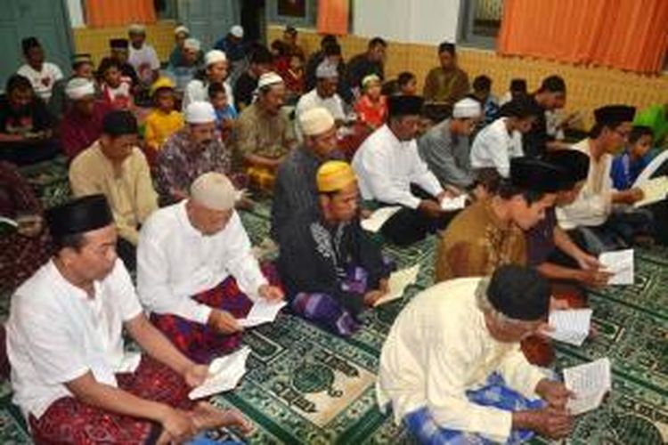 Warga dan tetangga Rani Andriani, salah seorang terpidana mati kasus narkoba, menggelar doa bersama sebagai bentuk belasungkawa terhadap Rani dan keluarganya, Sabtu (17/01/2015). 