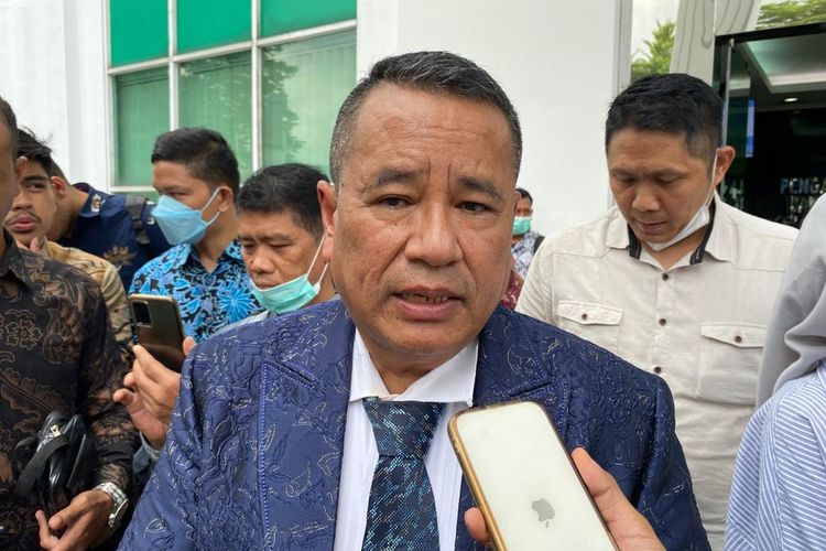 Hotman Paris Hutapea selaku kuasa hukum terdakwa kasus peredaran narkotika jenis sabu, Irjen Teddy Minahasa saat ditemui usai persidangan di PN Jakarta Barat, Senin (20/2/2023). 
