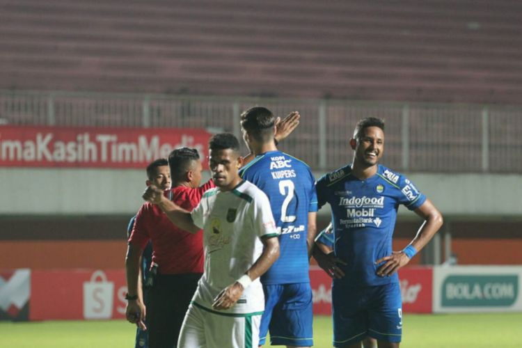 Penyerang Persib Bandung, Wander Luiz, saat diusir keluar lapangan pada laga perempat final Piala Menpora 2021 kontra Persebaya Surabaya di Stadion Maguwoharjo, Sleman, Minggu (11/4/2021) malam WIB.