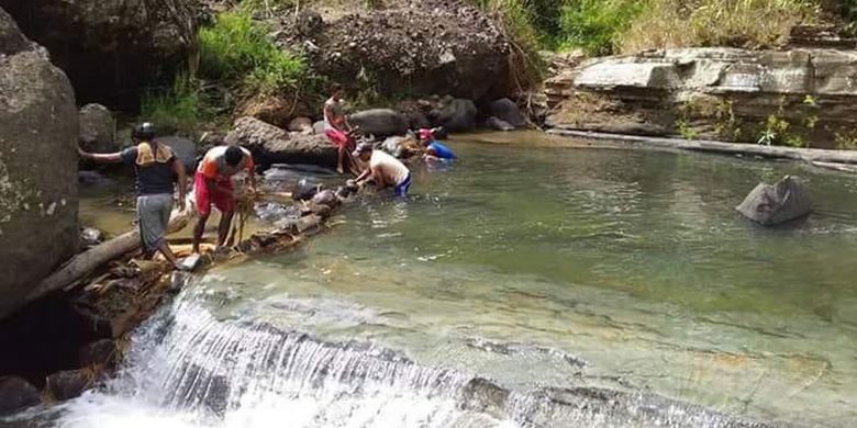 Tradisi Deko Ipung Le Sempe merupakan tradisi warga Kolang, Kecamatan Kuwus, Kabupaten Manggarai Barat, Flores, Nusa Tenggara Timur yang tetap lestari.