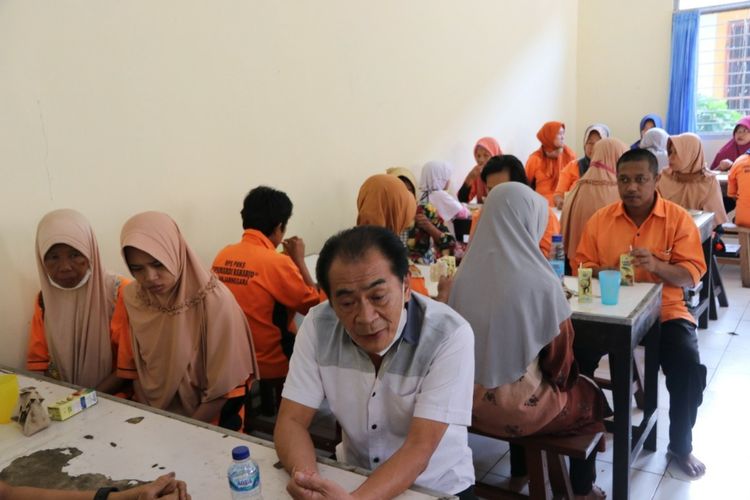 Bupati Banjarnegara Budhi Sarwono makan bersama di Panti Sosial Pamardi Raharjo, Kamis (12/8/2021).