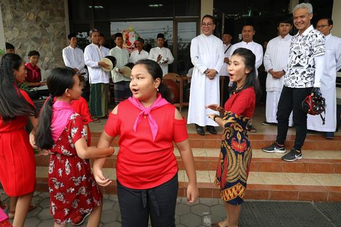 Grup Rebana Pondok Pesantren Iringi Nyanyian Natal di Gereja Mater Dei Semarang