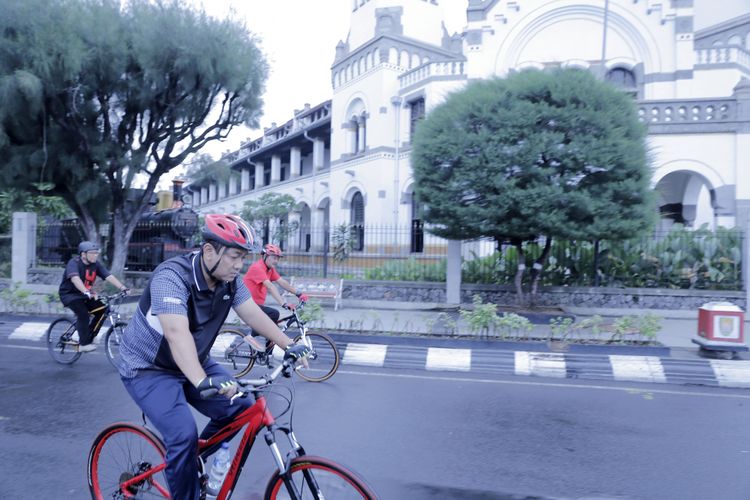 Menggunakan kaos berkerah lengkap dengan celana olahraga, Wali Kota Semarang Hendrar Prihadi bersama rombongan eselon dua bersepeda keliling kota, Senin (18/2/2019)