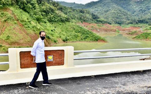 Indonesia Highlights: Jokowi Inaugurates Tukul Dam in Indonesia’s East Java | Indonesia Provides Stimulus Programs for SMEs This Year | Indonesia Increases its Railway Transportation Subsidy to $243 M