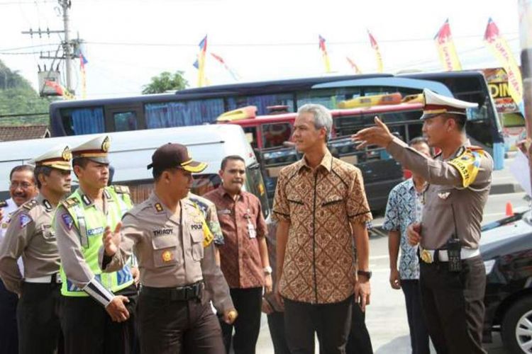 Paling kanan, Kasatlantas Polres Semarang AKP Dwi Nugroho menyambut Guberbur Jawa   Tengah Ganjar Pranowo di Pos Pelayanan Terpadu TMC Exit Tol Bawen, Jumat (1/7/2016) siang.