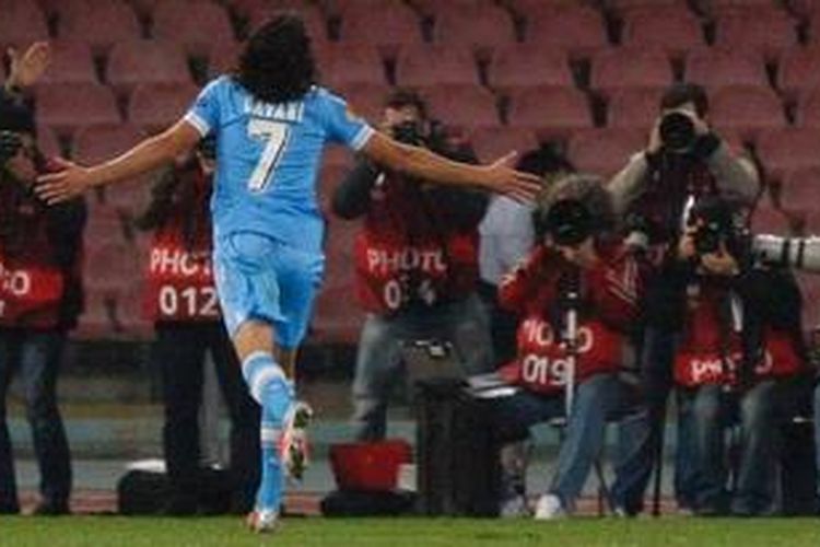 Penyerang Napoli, Edinson Cavani, merayakan salah satu dari empat golnya ke gawang Dnipro, pada matchday keempat Liga Europa, di San Paolo, Kamis (8/11/2012), yang berakhir 4-2. 