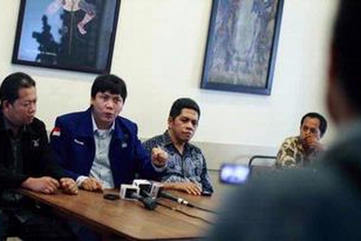 Sekretaris DPD Partai Demokrat (PD) DKI Jakarta Irfan Gani (berjaket biru). 