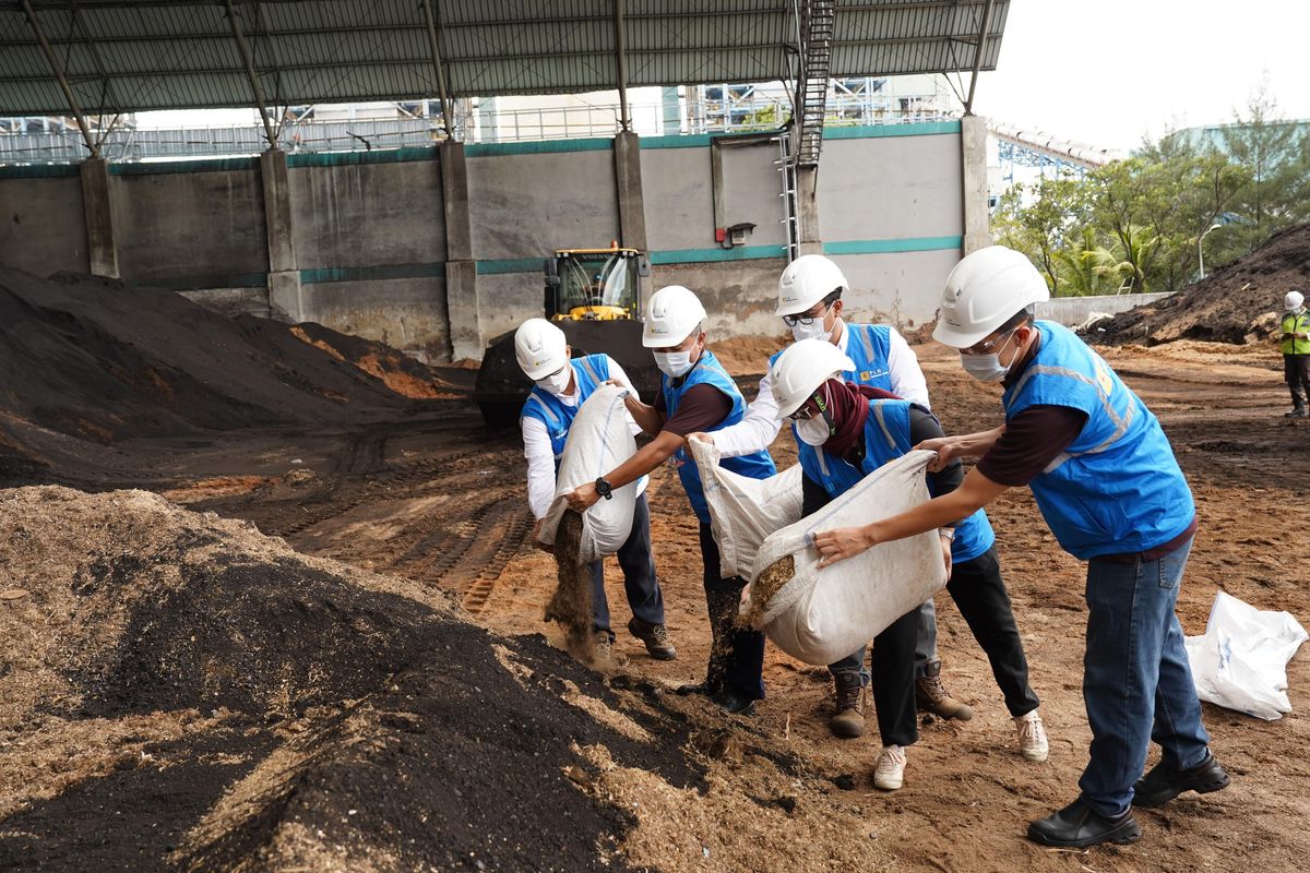 PLN UID Jakarta bersama PLTU lontar mengubah sampah biomassa untuk dijadikan bahan bakar. 