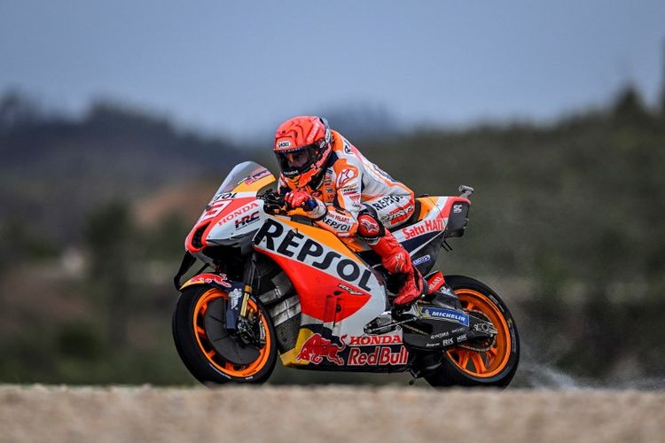 Marc Marquez saat berlaga pada MotoGP Portugal 2022. (Photo by PATRICIA DE MELO MOREIRA / AFP)