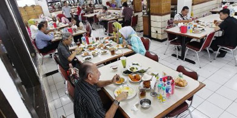 Suasana RM Padang Sederhana di kawasan Sunan Giri, Rawamangun, Jakarta Timur.