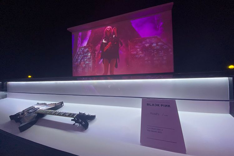 Properti alat musik gitar di dalam BLACKPINK In Your Area Pop-Up Store & Exhibition in Jakarta, di Senayan Park. 