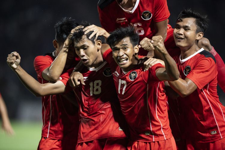 Pesepak bola Timnas Indonesia U-22 melakukan selebrasi seusai mencetak gol ke gawang Timnas Kamboja saat pertandingan Grup A Sepak Bola SEA Games 2023 di National Olympic Stadium, Phnom Penh, Kamboja, Rabu (10/5/2023). Dalam laga itu, timnas U22 Indonesia berhasil menang dan bakal melawan Vietnam di semifinal SEA Games 2023. Laga timnas Indonesia vs Vietnam bergulir di Stadion Olimpiade Nasional pada Sabtu (13/5/2023). ANTARA FOTO/M Agung Rajasa/aww.