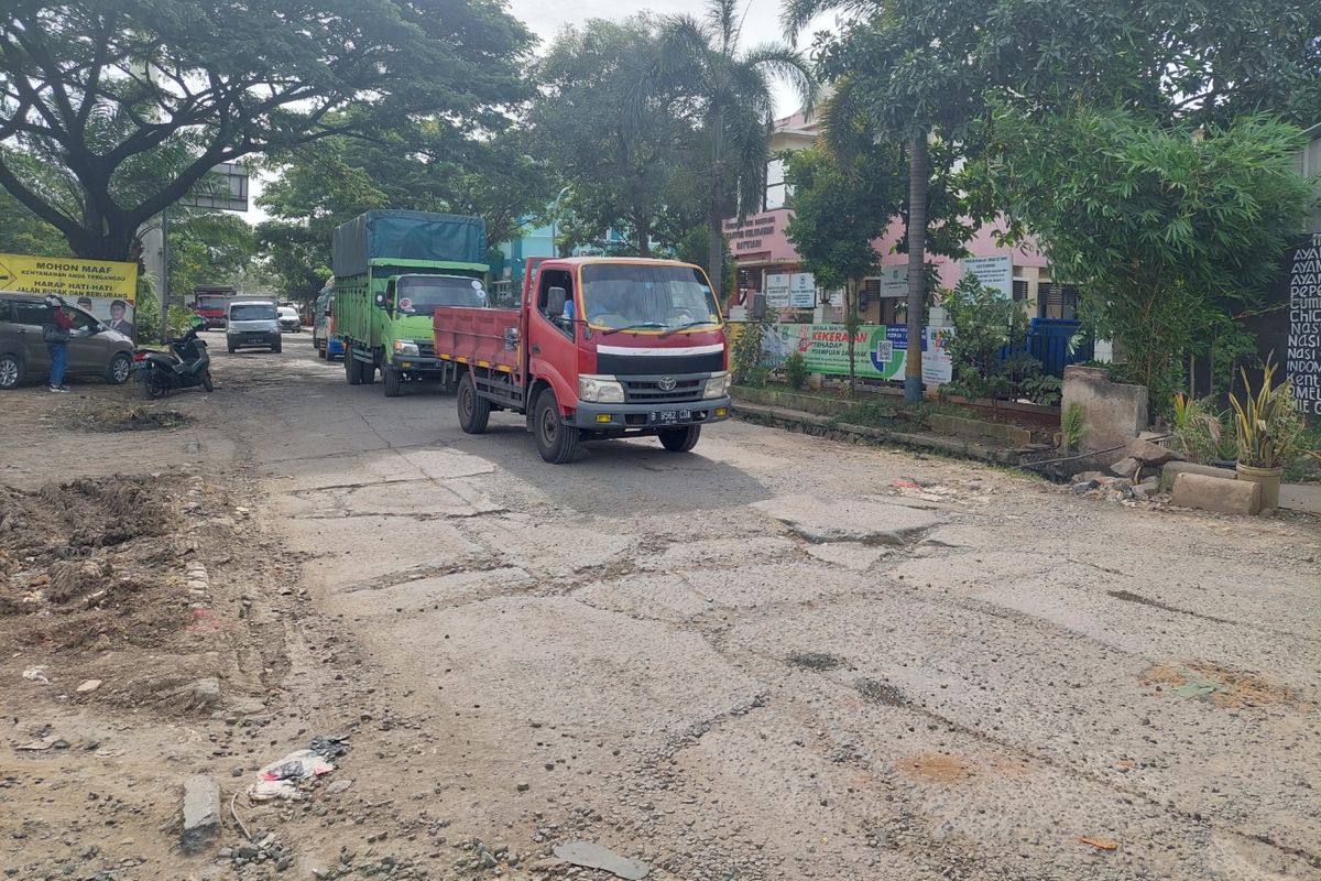 Kondisi Jalan Juanda di Batusari, Batuceper, Kota Tangerang, Senin (21/3/2022) sore.